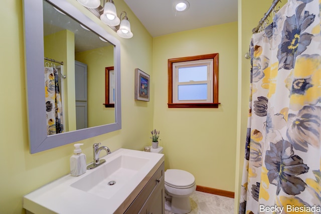 bathroom featuring a shower with shower curtain, baseboards, vanity, and toilet