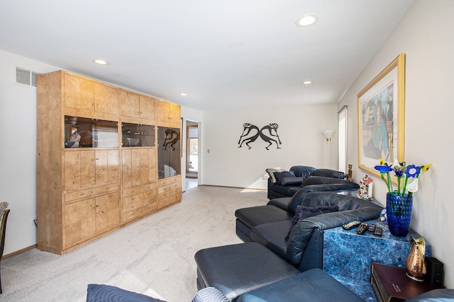 living room featuring baseboards, visible vents, recessed lighting, and light carpet
