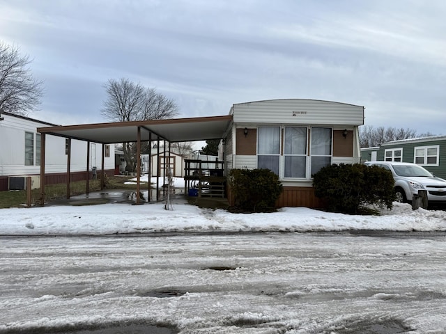 manufactured / mobile home with a carport