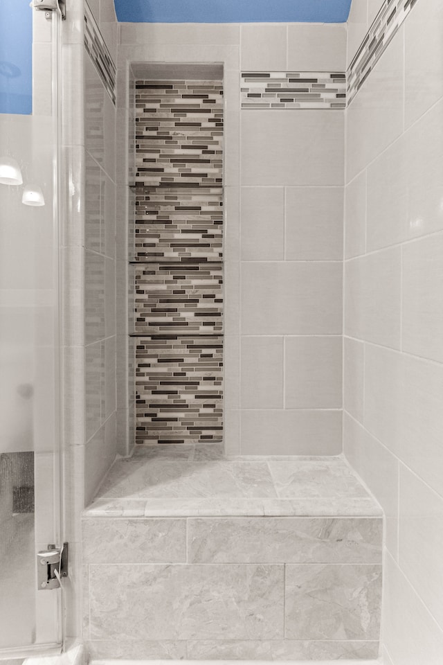 full bath featuring tiled shower