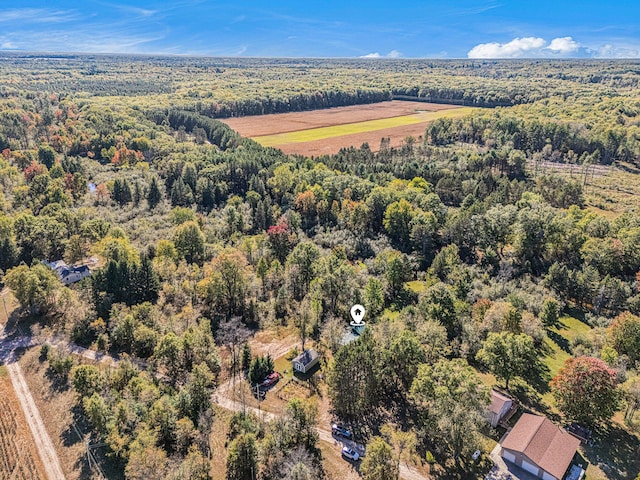 birds eye view of property featuring a forest view