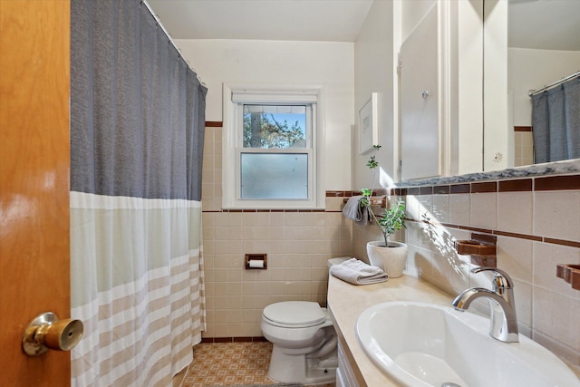 full bathroom featuring wainscoting, toilet, tile patterned floors, curtained shower, and tile walls