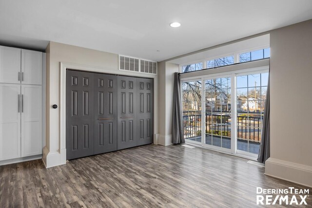 entryway featuring baseboards, visible vents, wood finished floors, and recessed lighting