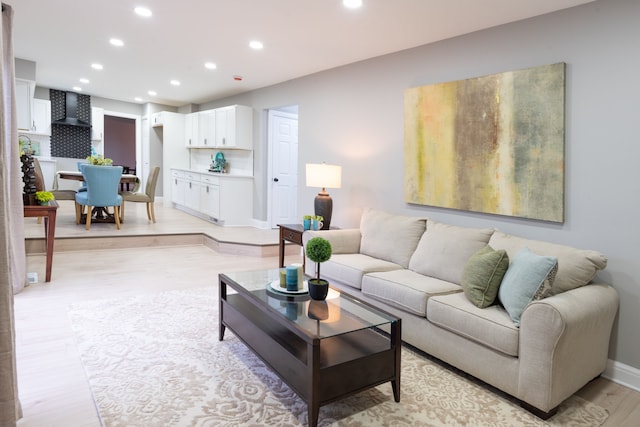 living area featuring light wood finished floors, recessed lighting, and baseboards