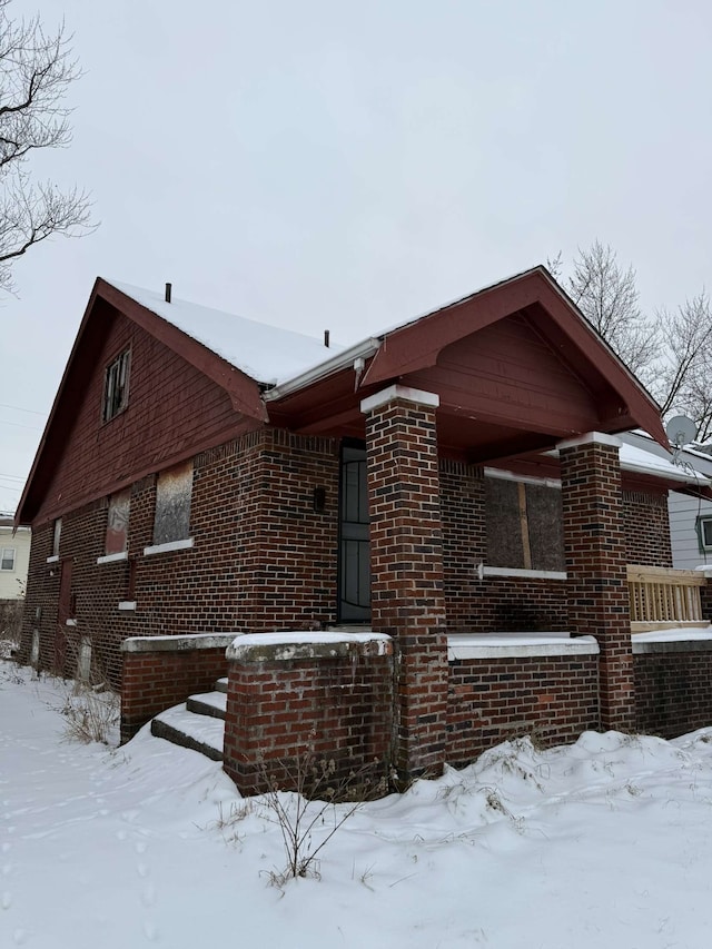 view of front facade featuring brick siding