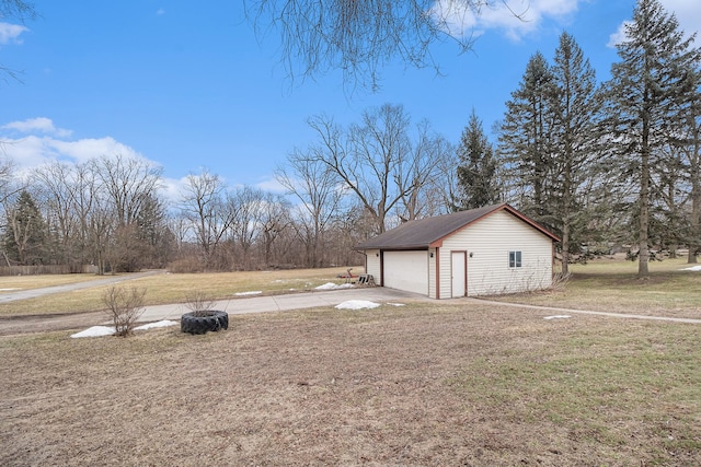 view of yard with a detached garage and an outdoor structure