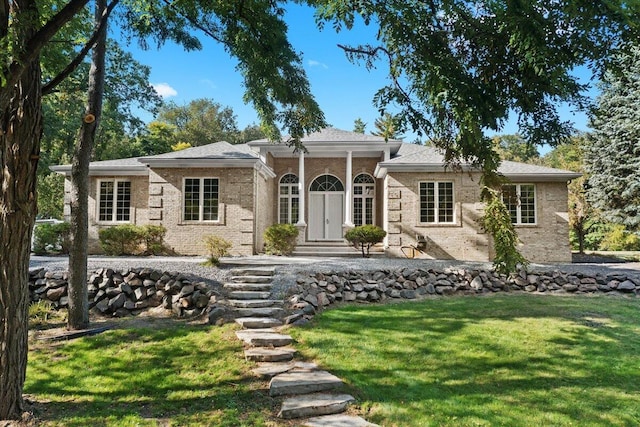 view of front of home featuring a front lawn and brick siding