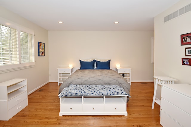 bedroom with light wood-style flooring, visible vents, baseboards, and recessed lighting