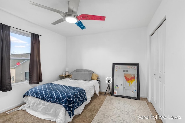 bedroom with a ceiling fan, a closet, visible vents, and baseboards