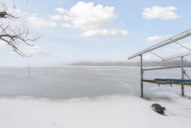 view of yard featuring a water view