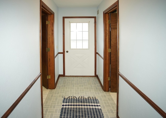 entryway featuring visible vents and baseboards