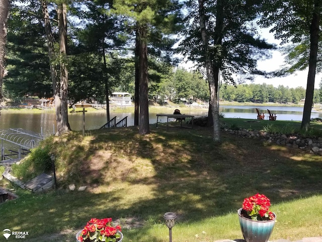 view of yard featuring a water view