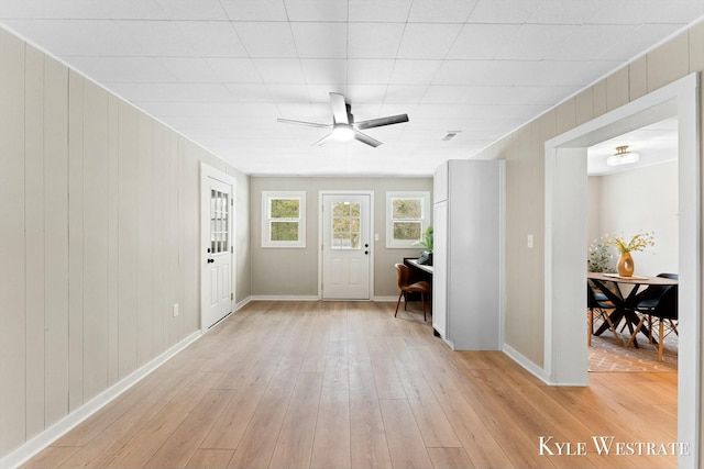 entrance foyer with light wood-style floors, baseboards, and a ceiling fan