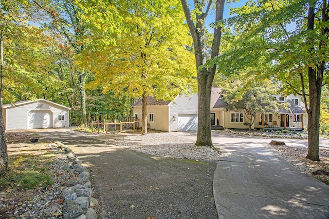 view of front of home featuring driveway and an outdoor structure