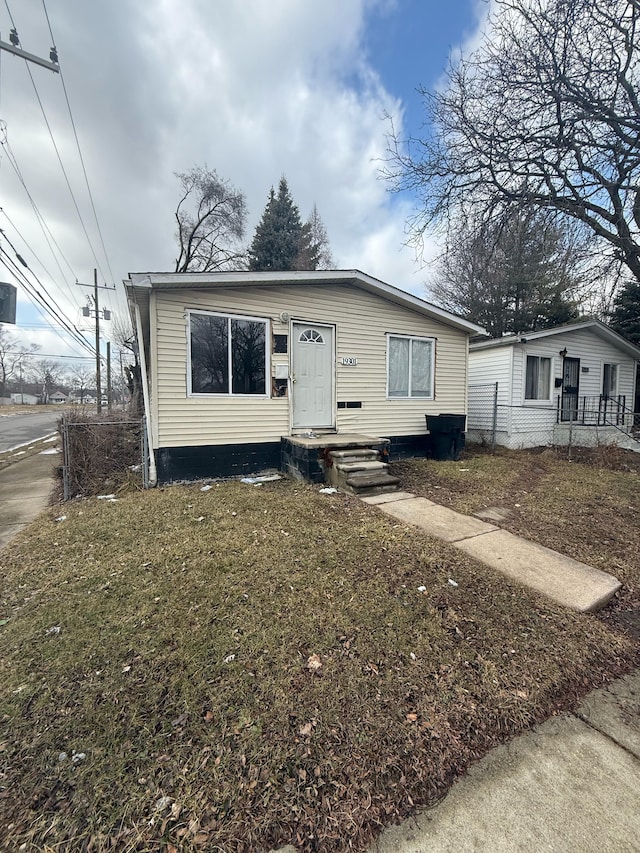 manufactured / mobile home with a front yard