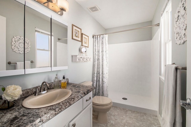 full bath with toilet, curtained shower, vanity, and visible vents