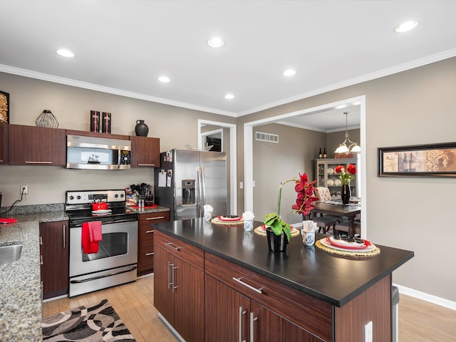 kitchen with crown molding, stainless steel appliances, recessed lighting, visible vents, and light wood-type flooring