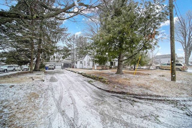 view of front of property featuring a detached garage