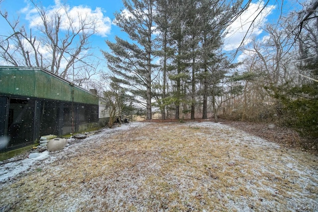 view of yard with an outbuilding