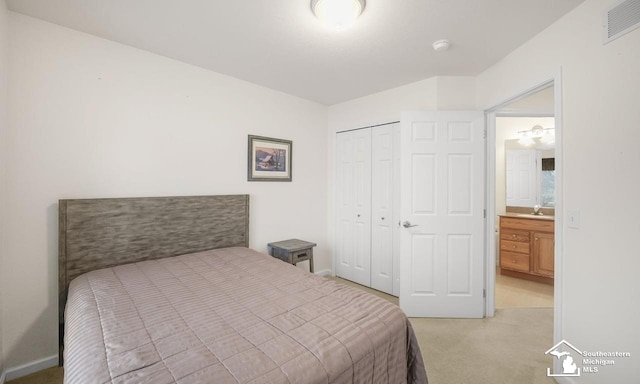 bedroom with a sink, a closet, visible vents, and carpet flooring