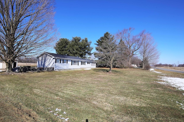 view of front facade featuring a front yard