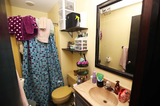 full bathroom with curtained shower, vanity, and toilet