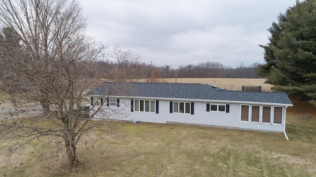 ranch-style house with roof with shingles and a front yard