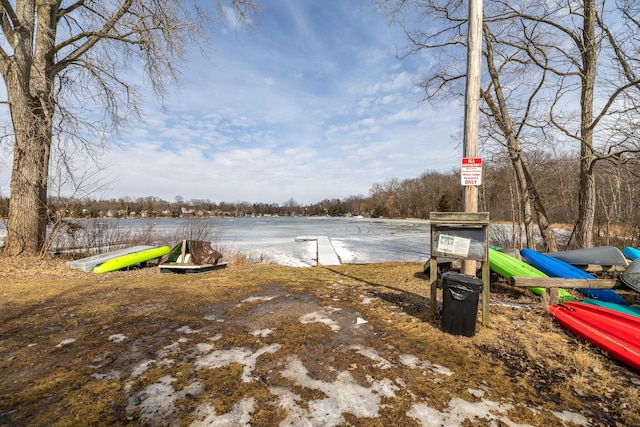 view of yard featuring a water view