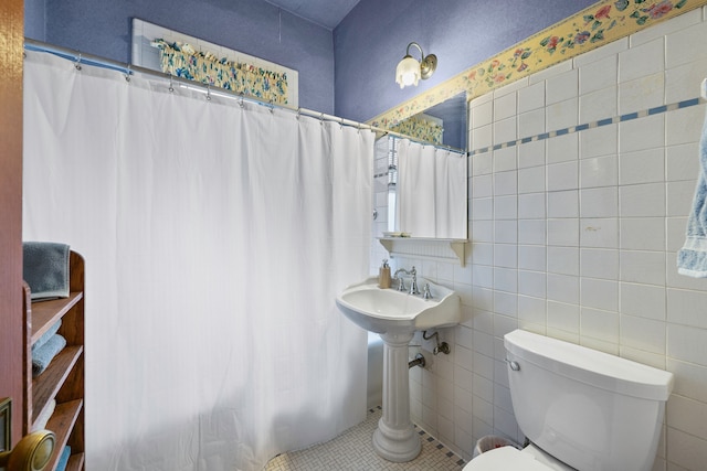 full bath featuring toilet, tile patterned flooring, tile walls, and a shower with curtain