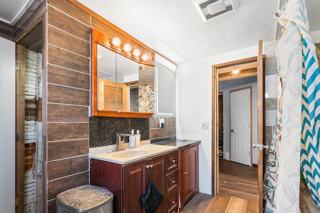 bathroom featuring tasteful backsplash, visible vents, a shower with curtain, wood finished floors, and vanity