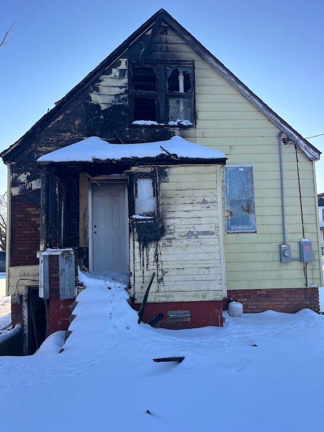 view of front of property with crawl space