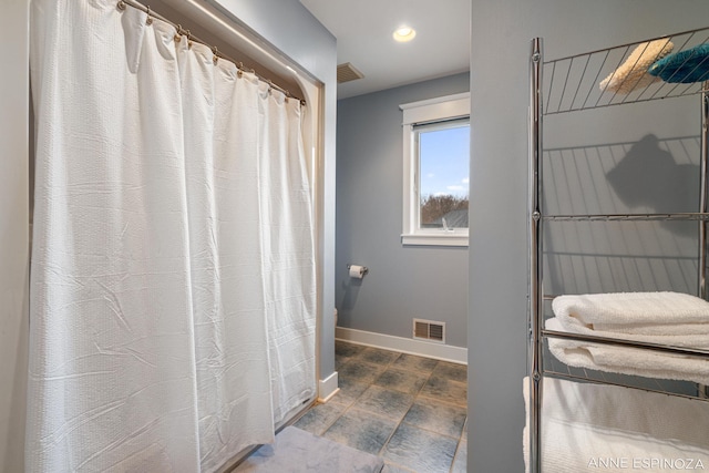 bathroom with visible vents, baseboards, and recessed lighting