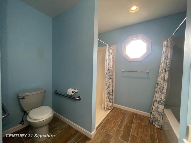 full bath with a shower with shower curtain, wood finish floors, toilet, and baseboards