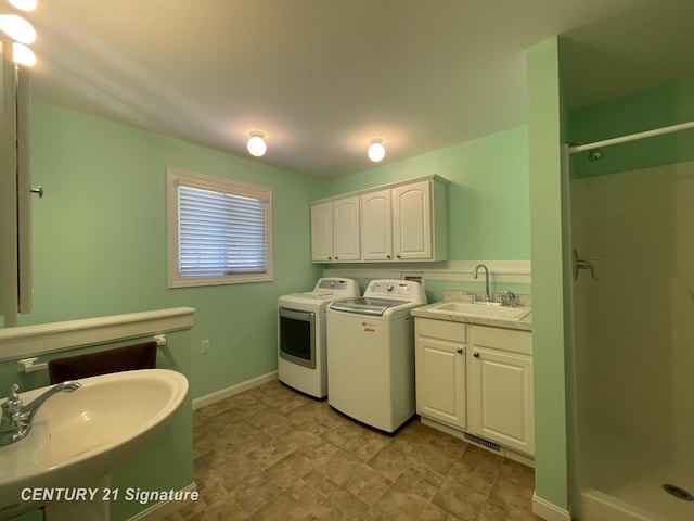 laundry room featuring independent washer and dryer, baseboards, visible vents, and a sink