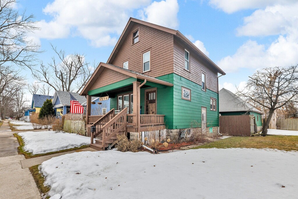view of front of house with a porch