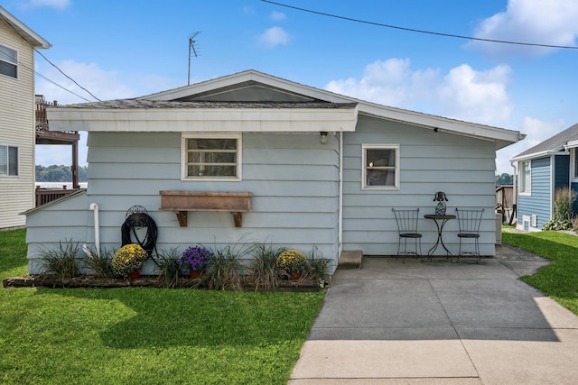 view of front facade featuring a front yard