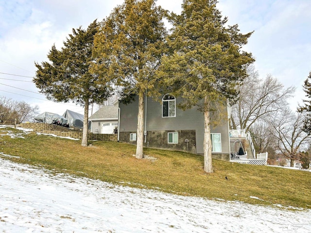 view of front facade with a front lawn