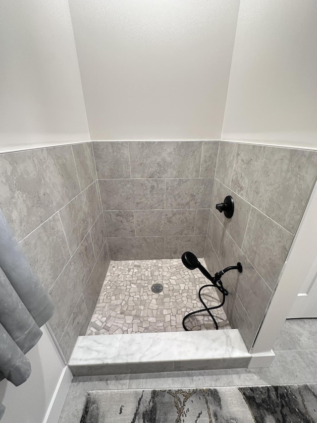 full bathroom featuring tiled shower