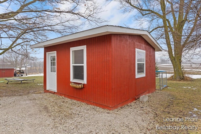 view of outdoor structure with an outbuilding