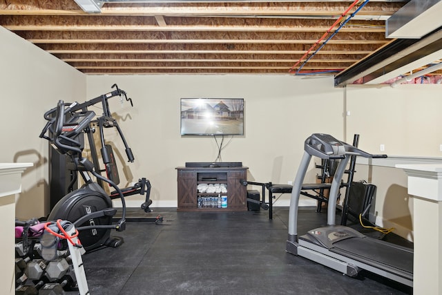 exercise area featuring baseboards