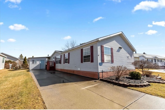 view of front of property with a front yard