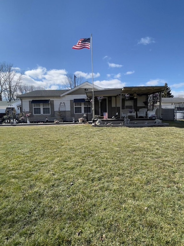 view of front facade with a front yard