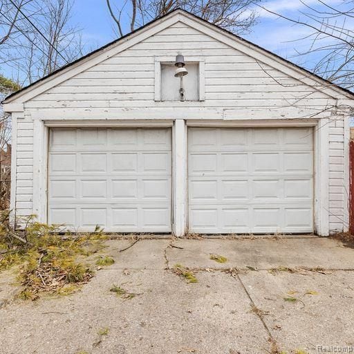view of detached garage