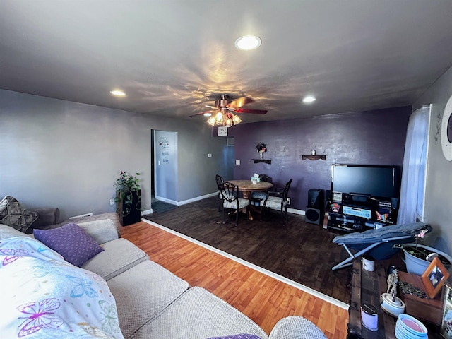 living room featuring ceiling fan, recessed lighting, wood finished floors, and baseboards