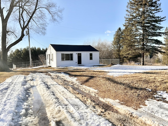 view of front of property featuring fence