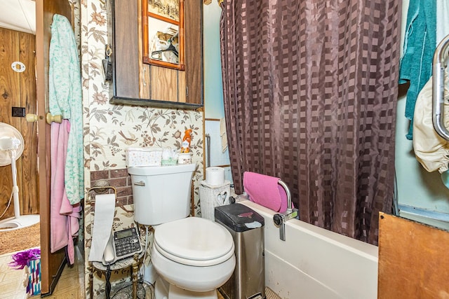 bathroom featuring shower / tub combo with curtain, toilet, and wallpapered walls