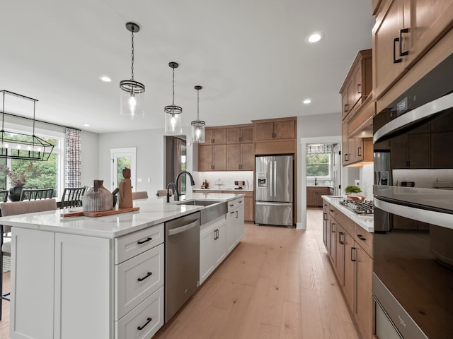 kitchen featuring stainless steel appliances, recessed lighting, decorative light fixtures, and a spacious island