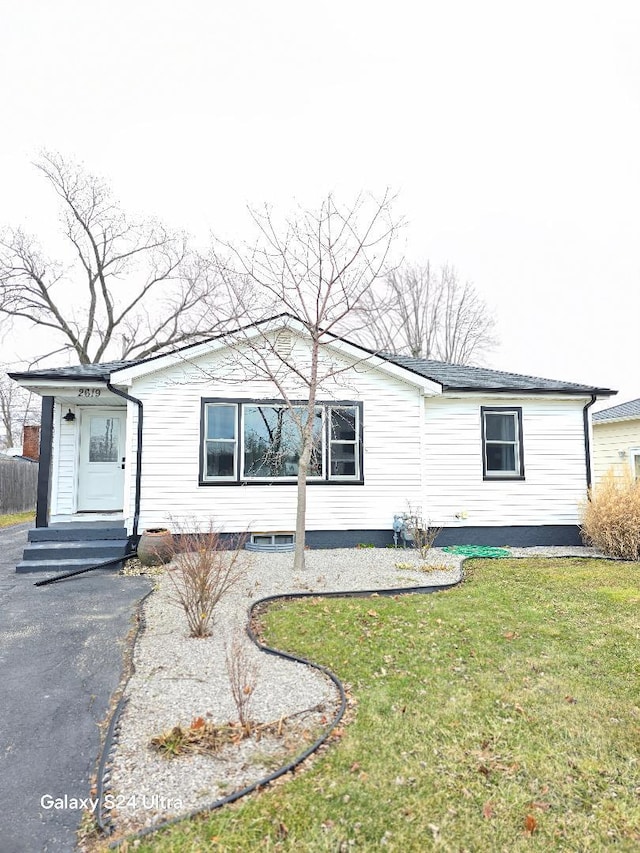 view of front facade featuring a front yard