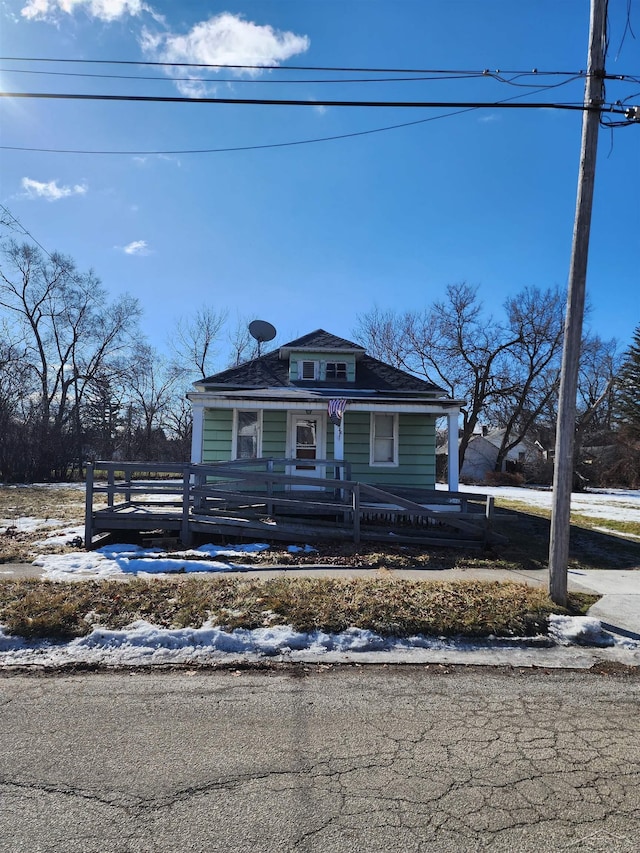 3326 Ruckle St, Saginaw, MI 48601 - bungalow-style home with a fenced front yard