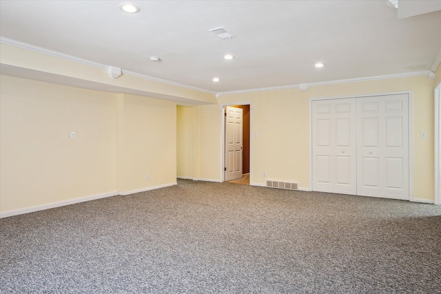 interior space with baseboards, visible vents, carpet, crown molding, and recessed lighting